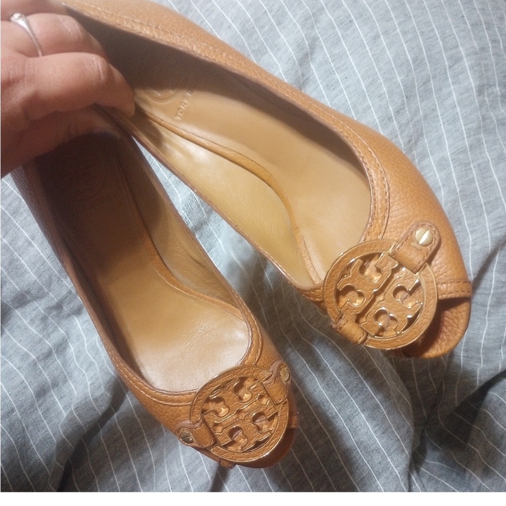 Quilted pumps gold logo